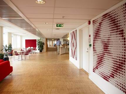 akustikmoduler i rød og hvid filt hos Tryg Oslo